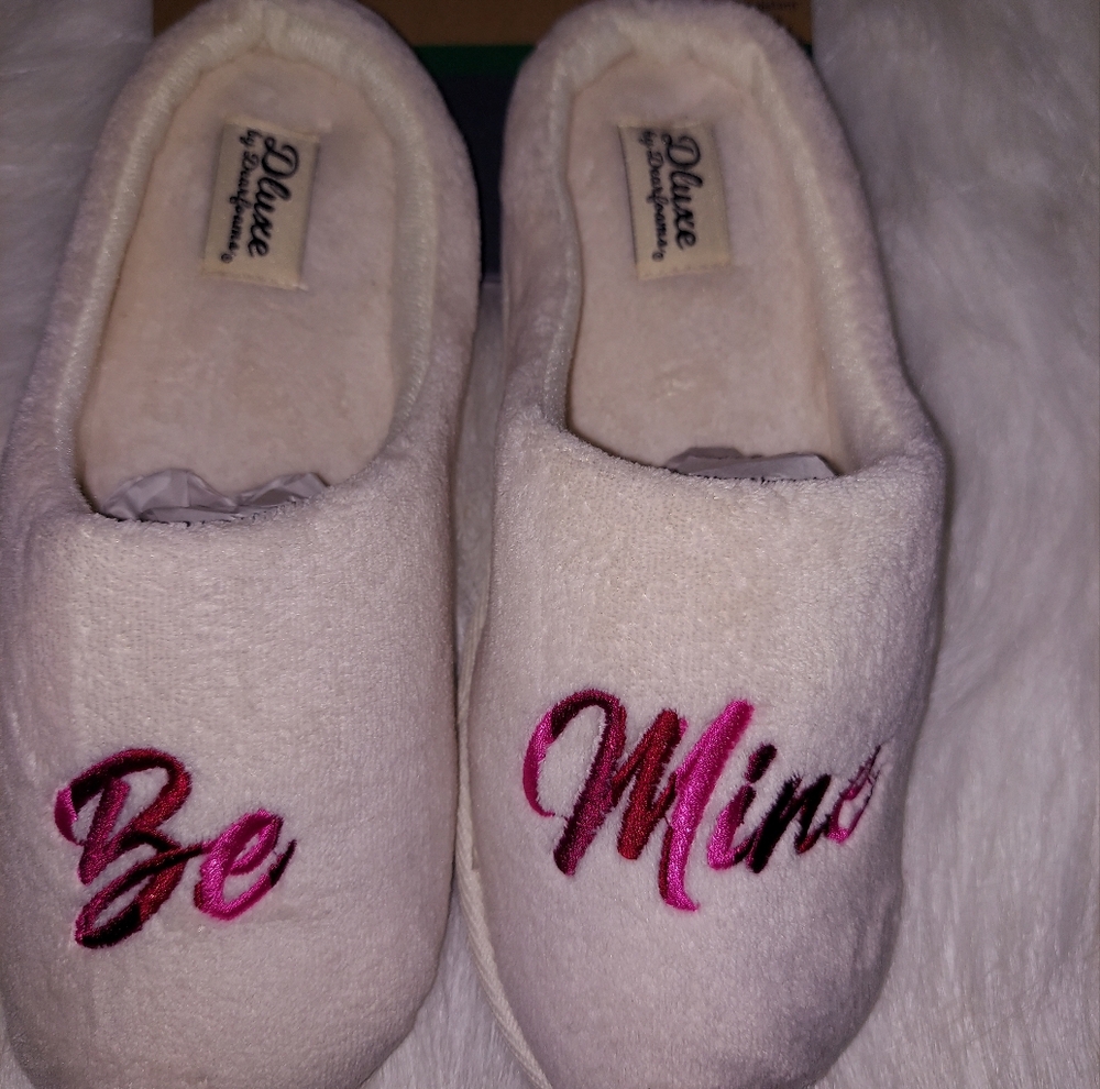 Dluxe by Dearfoams Womens Valentines Slippers Medium size 7-8